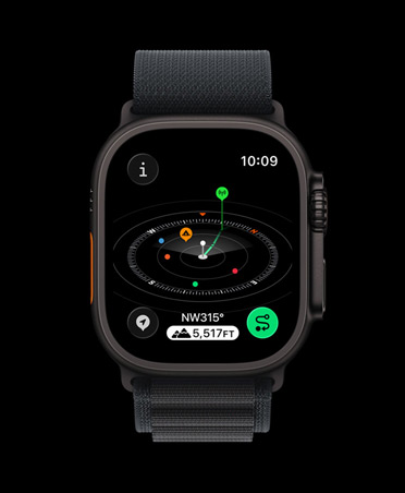Apple Watch Ultra 3 com caixa em titânio preto, app Bússola com Pontos de passagem marcados, bracelete Loop Alpine preta