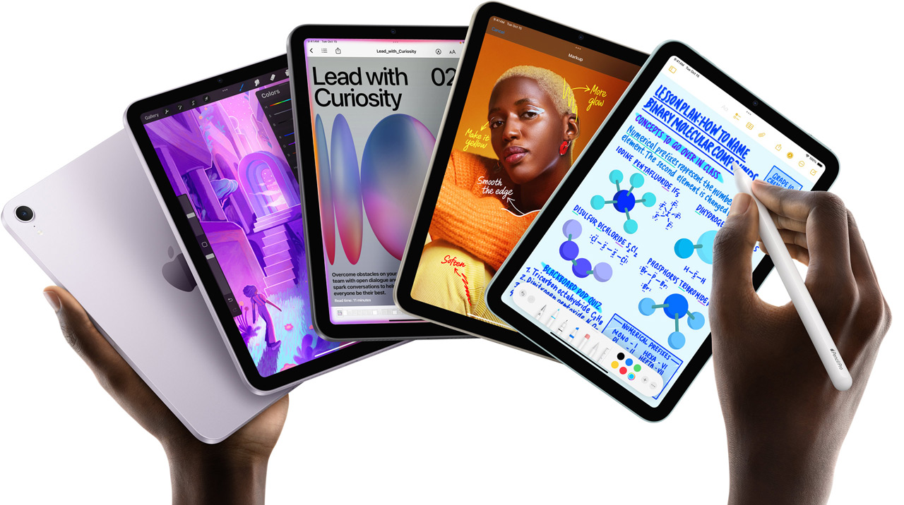 Fem iPad mini-modeller hålls upp som en solfjäder i en användares händer. På en av modellerna syns kameran på baksidan, de andra fyra är framåtvända. Apple Pencil Pro används till att anteckna.