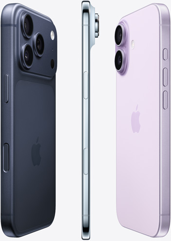 Die Kameraseite des iPhone 17 Pro in Tiefblau, Seitenprofil des iPhone Air in Himmelblau und die Rückseite des iPhone 17 in Lavendel, in einem Fächermuster angeordnet.