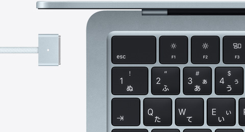 スカイブルーのMacBook Airとボディに合わせたカラーのMagSafeケーブル