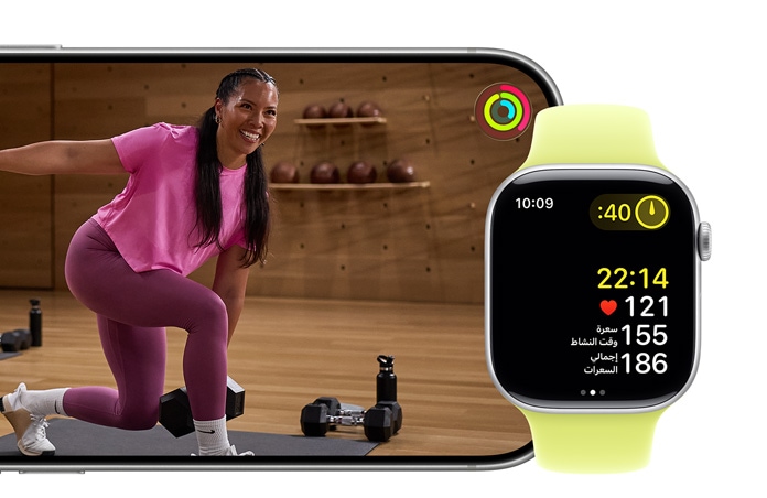 تتتبّع Apple Watch Series 11 التمرين بينما يعرض iPhone فيديو التمرين من +‏Fitness‏