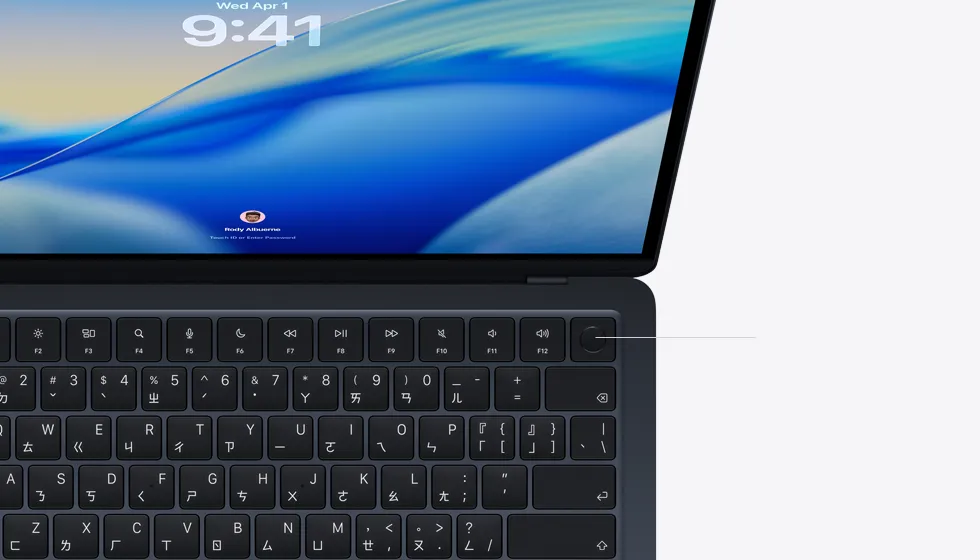 打開的 MacBook Air，展示 Touch ID 按鈕的位置