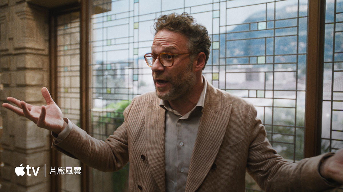 一部平面電視顯示多個 Apple TV 電視節目與電影、Apple Music 以及 Apple Arcade 的影片片段