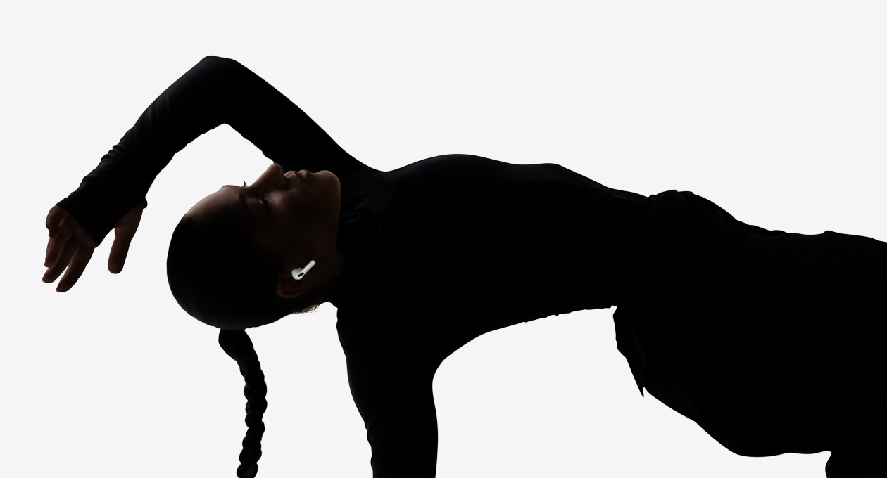 AirPods Pro 3 w uchu tańczącej osoby, która cieszy się swobodą bezprzewodowego słuchania