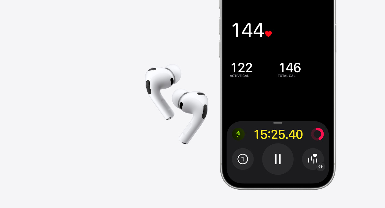 AirPods Pro 3 i hvid og den nederste halvdel af en iPhone 17 Pro-skærm med Fitness-appen og pulsmålingsfunktionen