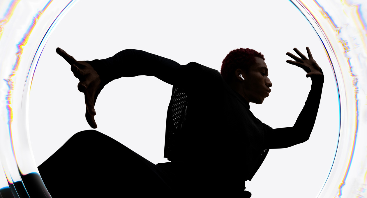 Osoba ze słuchawkami AirPods Pro 3 w uszach tańcząca w rytm muzyki z szeroko rozłożonymi ramionami