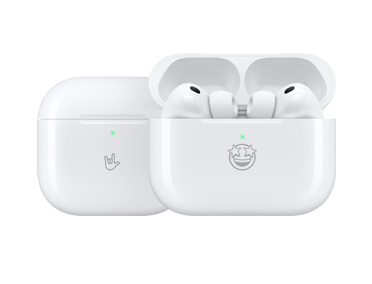 Produkty Apple ozdobione grawerunkiem: etui ładujące MagSafe (USB‑C), z przodu: emoji z gestem zwycięstwa, otwarte etui ładujące MagSafe (USB‑C) z AirPods Pro 3, z przodu: emoji buźki z oczami w kształcie gwiazdek