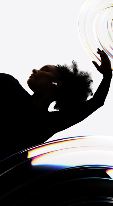 „AirPods Pro 3“ šokėjos ausyje, kol ji mėgaujasi klausydamasi laisvomis rankomis