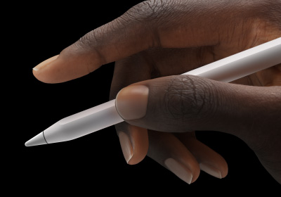 Uživatel drží Apple Pencil Pro mezi palcem a ukazováčkem.