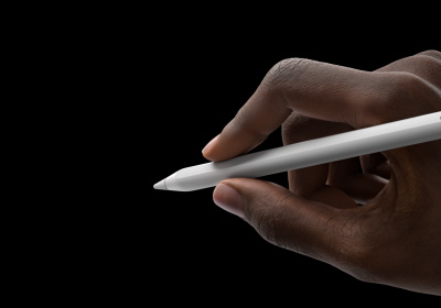 Uživatel drží Apple Pencil Pro úchopem pro psaní. Hrot směřuje k rozhraní s novou paletou nástrojů.