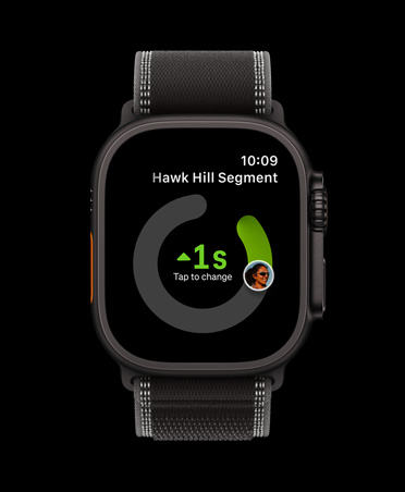 Apple Watch Ultra 3 com caixa em titânio preto, app Strava a mostrar as opções de treino: Corrida (ar livre), Bicicleta (ar livre), Corrida (interior), Loop Trail preto/carvão