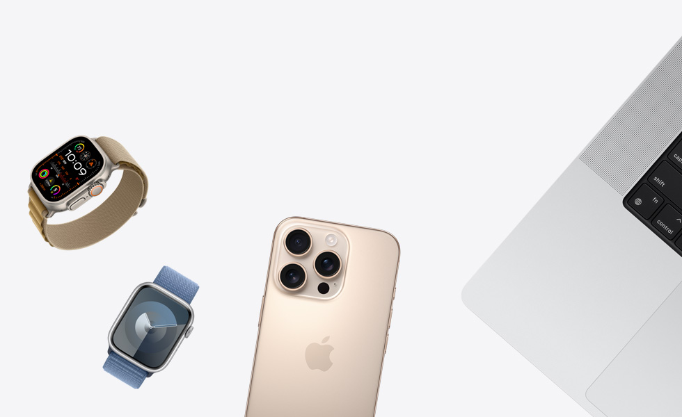 Varios productos en una composición desordenada, como el Apple Watch en color natural con correa Loop Alpine en color canela, el Apple Watch en plata con correa Loop deportiva violeta, el iPhone en color titanio desierto y el MacBook en plata