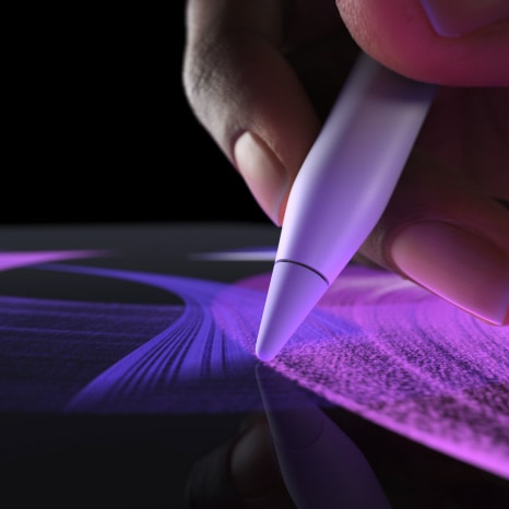 Eine Person erzeugt mit dem Apple Pencil Pro in Procreate farbige Pinselstriche