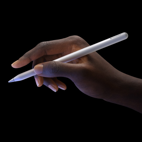 Eine Hand hält den Apple Pencil Pro und zeigt das Doppeltipp Feature