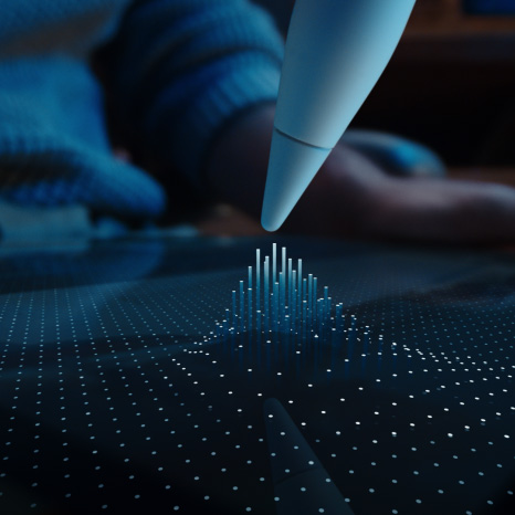 Der Apple Pencil Pro schwebt über dem iPad Display