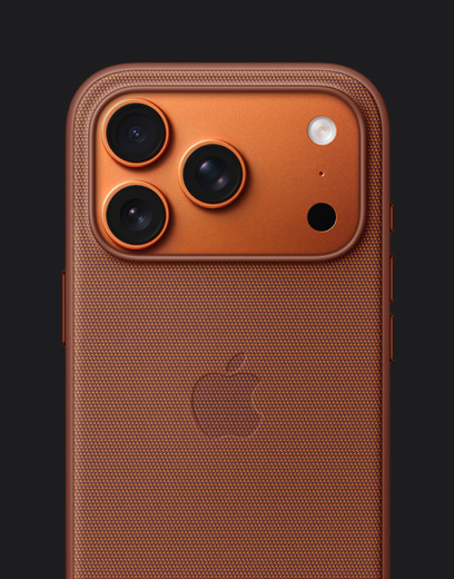iPhone 17 Pro arancione cosmico mostrato da dietro, con custodia in tessuto TechWoven con MagSafe