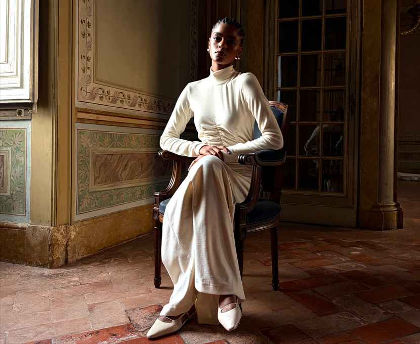 Et billede af en person taget i svagt lys