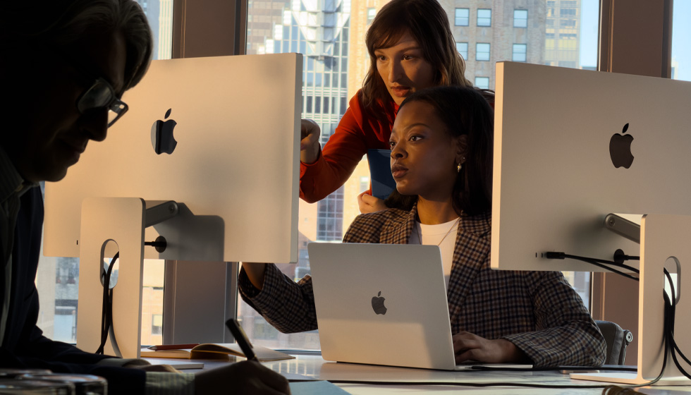 Personer som använder Mac i en arbetsmiljö